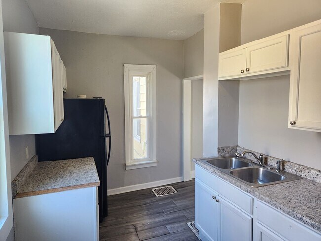 Foto del edificio - 4 bed 1 bath house