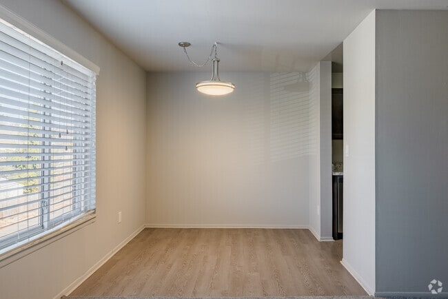 2BR, 1BA Dining Area - Lincoln House