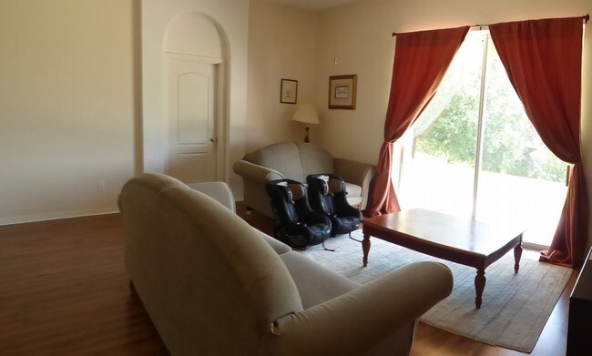 Building Photo - Beautiful 3/2 with open floor plan