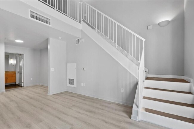 Building Photo - Gorgeous Modern 1 Bedroom Loft near Paseo ...