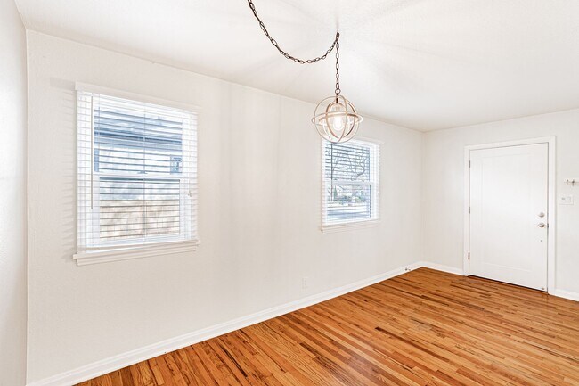 Foto del edificio - Remodeled 2 Bed 1 Bath Englewood Gem with ...
