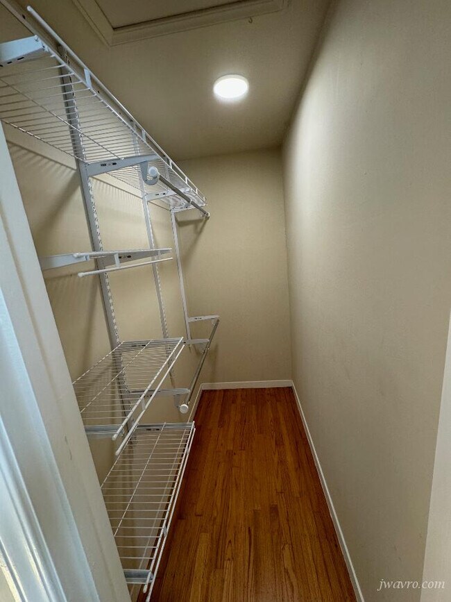 Building Photo - 385 Valley St