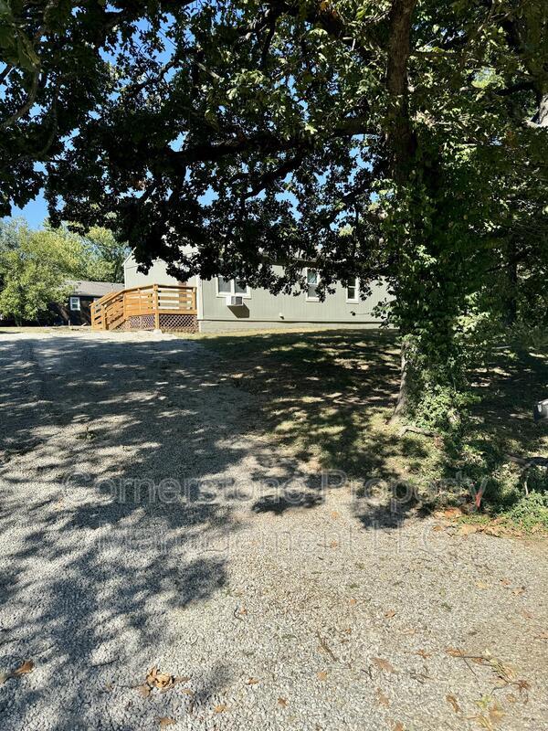 Foto principal - 8170 Oak Dr