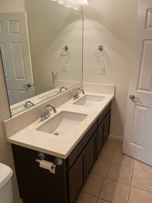 Foto del edificio - Beautiful 4 Bedroom and 2 Bath Home with Bonus Office Area