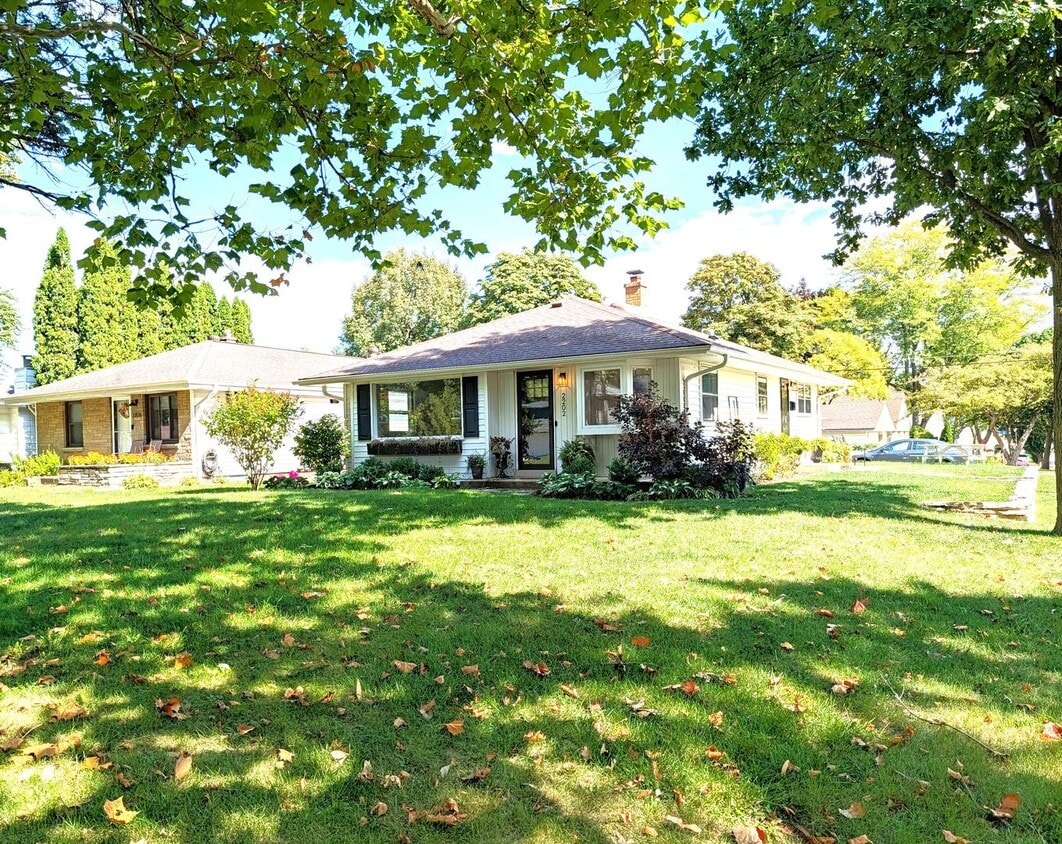 Primary Photo - Gorgeous 3-bedroom single family home - Av...