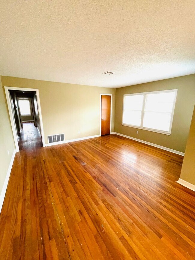 Building Photo - ** 3 bed 1.5 bath located in Forest Hills ...