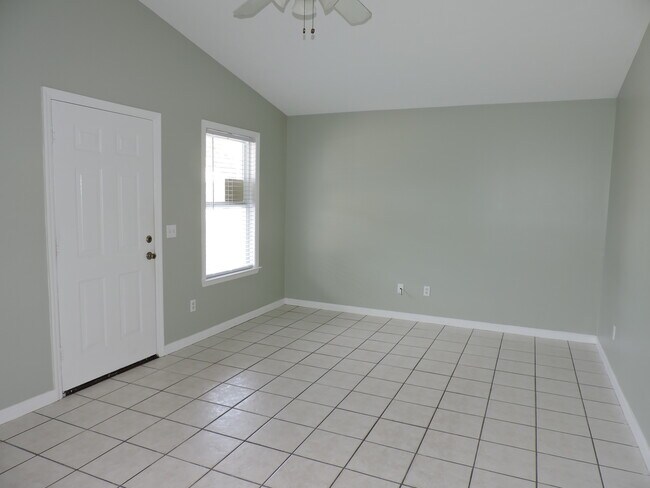 Foto del edificio - 5931 Pinetree Ave