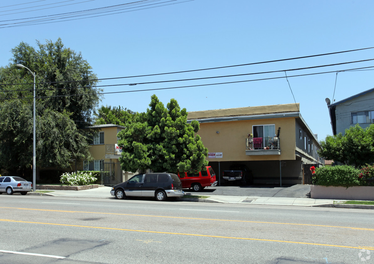 Primary Photo - 6928-6932 Woodley Ave