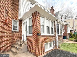 Building Photo - 322 Leverington Ave