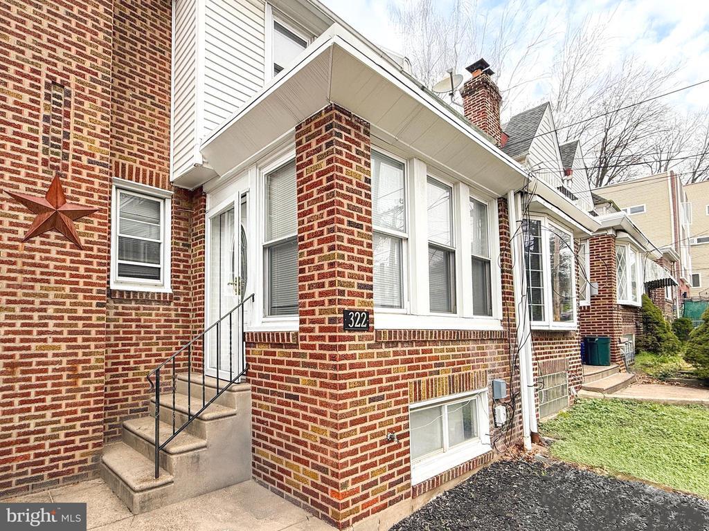 Primary Photo - 322 Leverington Ave