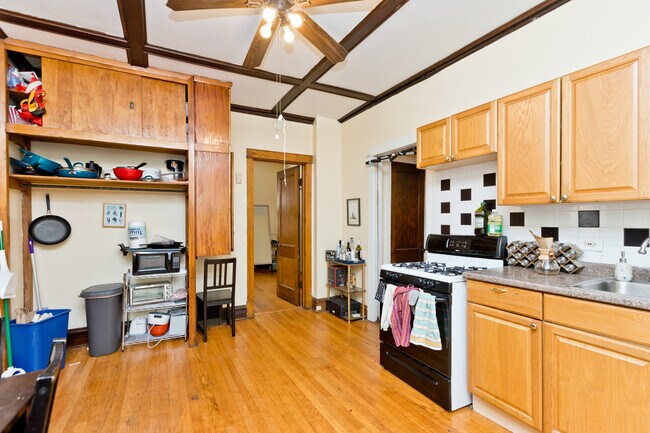 Building Photo - 3214 N Paulina St