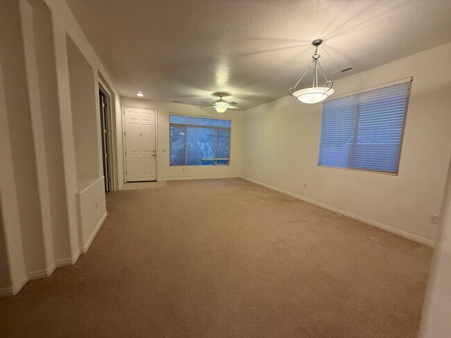 Foto del edificio - 3472 E Canyon Crest Ave