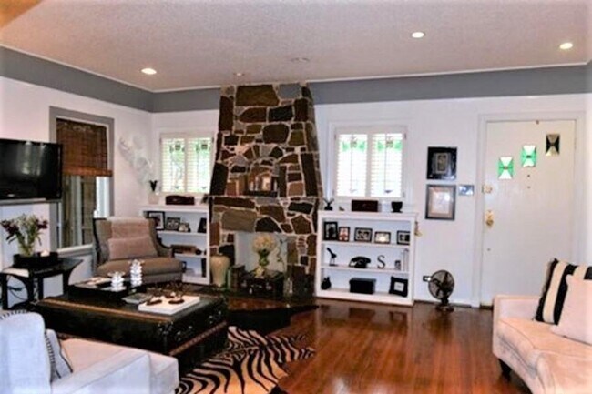 Building Photo - 5227 Stoneleigh Ave