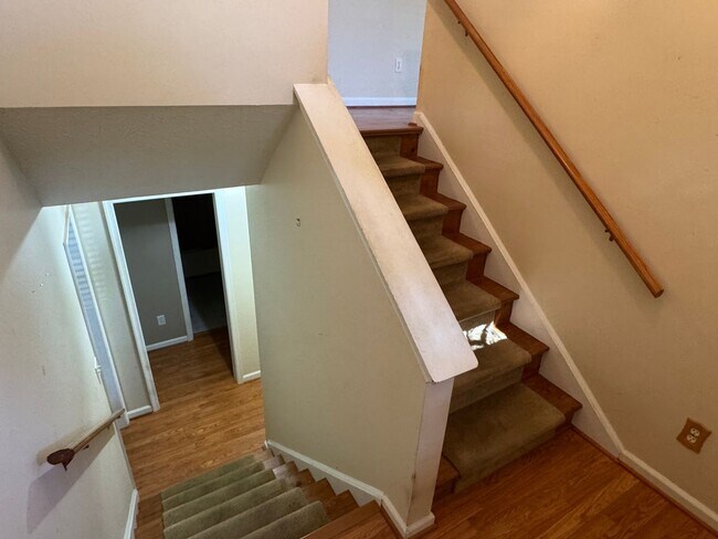 Building Photo - Charming 3 Bedroom Home off Lakeside Drive