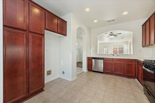 Foto del edificio - ***MOVE IN READY*** Home in a Gated San Bernardino Community