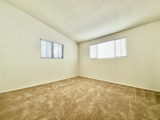 Building Photo - 333 Rexford Dr