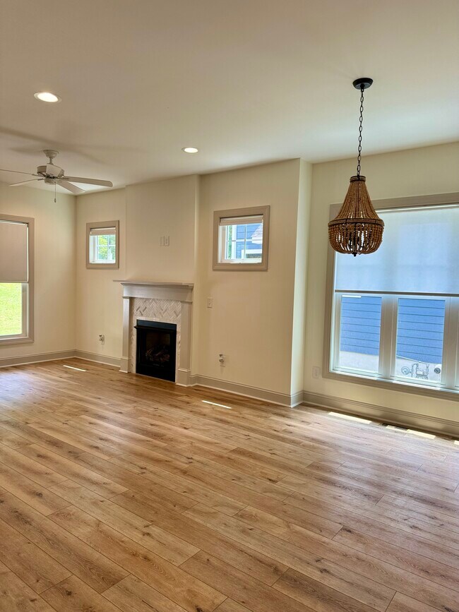 Building Photo - 420 N Ridge St