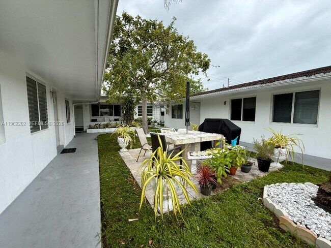 Foto del edificio - 823 NE 10th St