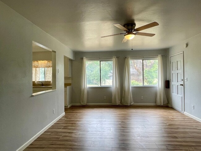 Building Photo - SINGLE LEVEL 2 BED 1.5 BATH AT THE END OF ...
