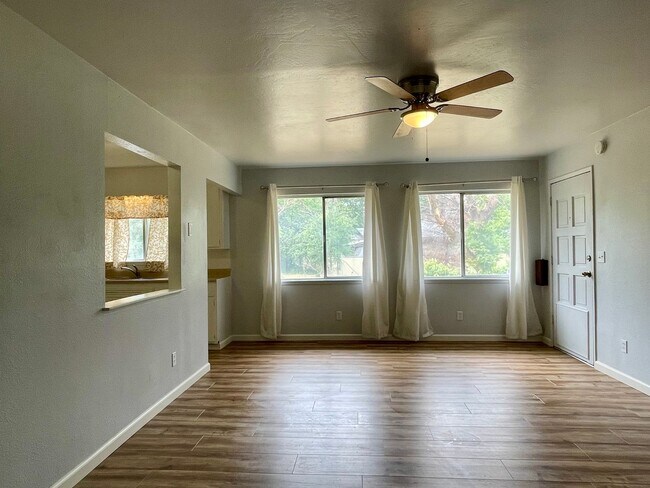 Foto del edificio - SINGLE LEVEL 2 BED 1.5 BATH AT THE END OF ...