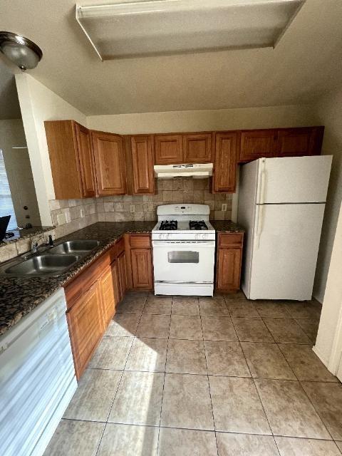 Building Photo - 402 Algerita Dr