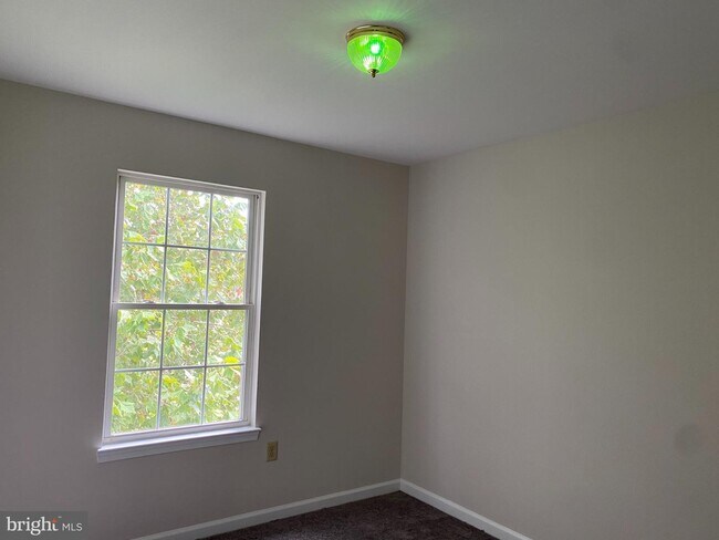 Building Photo - 989 Cedar Ln