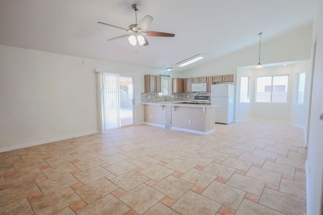 Building Photo - 4 Bedroom 2 Bathroom