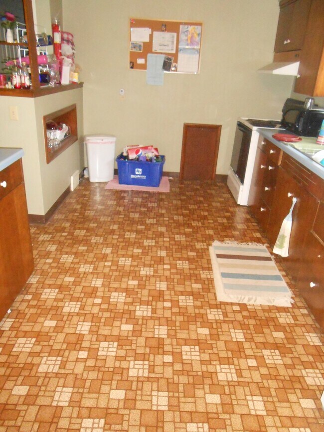 Foto del edificio - 3 Bed 1 Bath close to UWEC! Available June 1st 2025