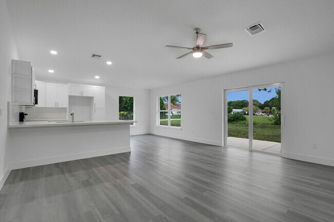 Foto del edificio - 8003 Hibiscus Rd