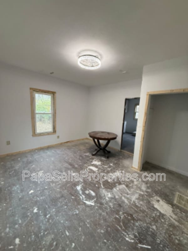 Building Photo - 327 E Stuart Ave
