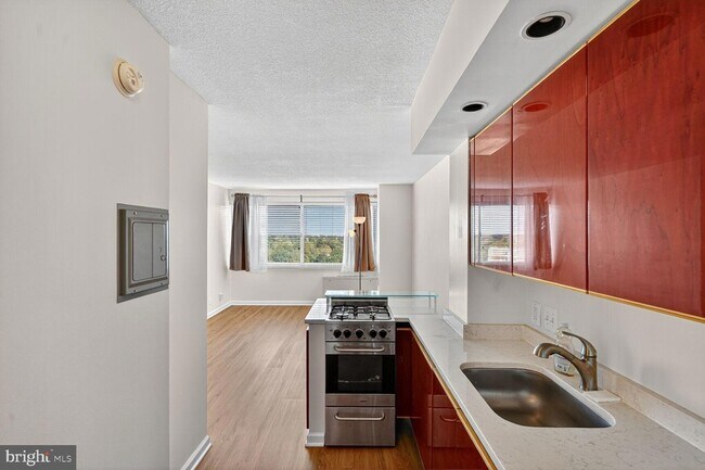 Foto del edificio - 5500 Friendship Blvd