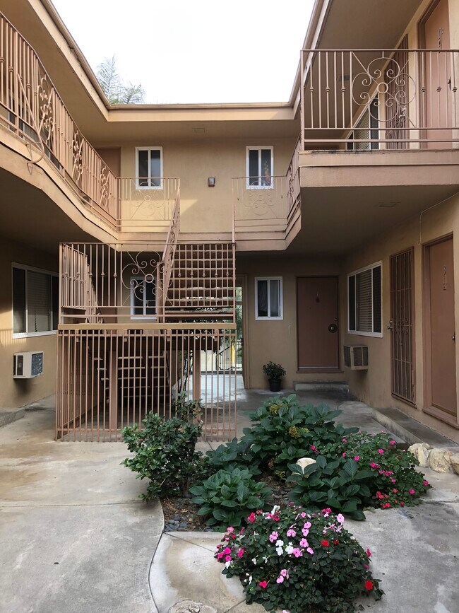 Foto del edificio - 1541 N Formosa Ave