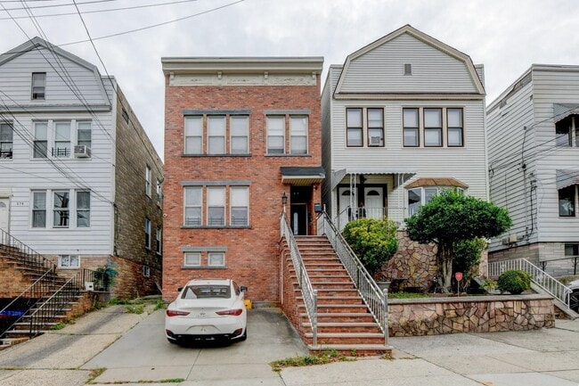 Building Photo - 572 Liberty Ave
