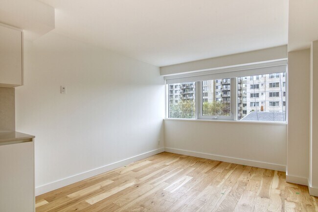 Building Photo - 3460 Rue Peel