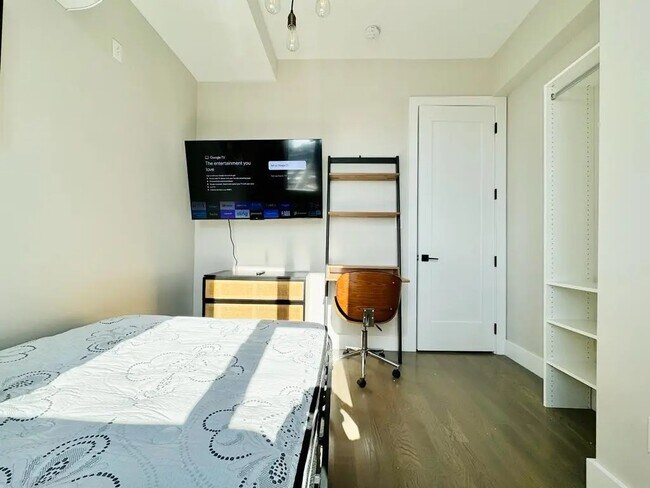 Foto del edificio - Furnished room/NOT APARTMENT
