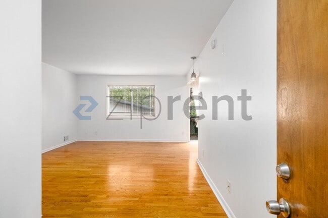 Building Photo - Unit 206