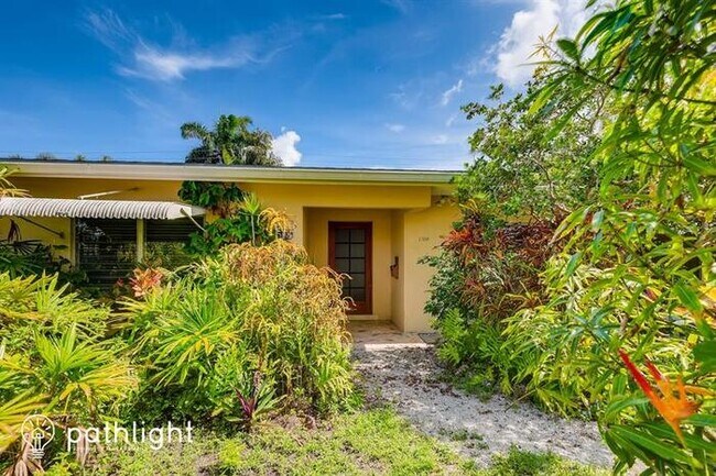 Building Photo - 1508 Poinsettia Dr