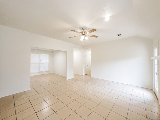 Building Photo - Gorgeous 3 Bed/2 Bath/2-Car Garage in Gree...