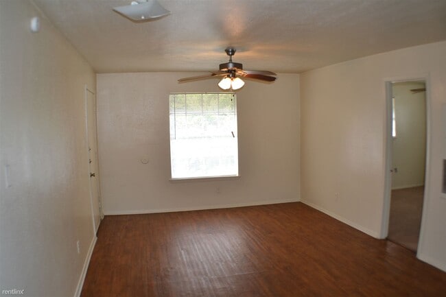 Building Photo - 2 br, 1 bath 4plex - 2408 Jaguar Dr D