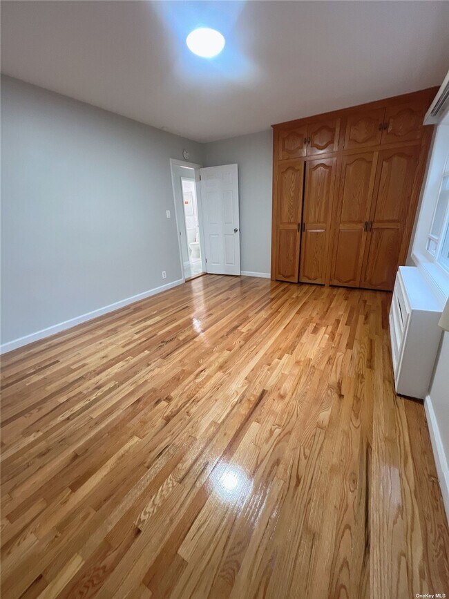 154242 Utopia Pkwy Unit 1st Fl, Queens, NY 11357 Room for Rent in