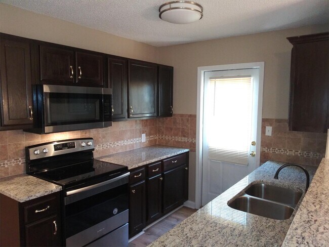 Building Photo - 1644 Hallmark Hills Dr