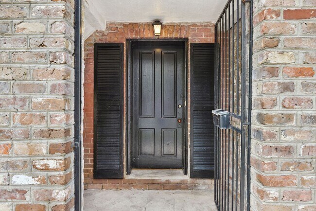 Building Photo - 1 br, 1 bath House - 121 1/2 West Gaston S...