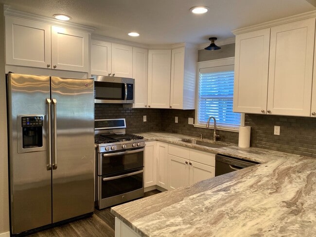 Building Photo - Fully renovated rambler on Westisde Rd with large shop