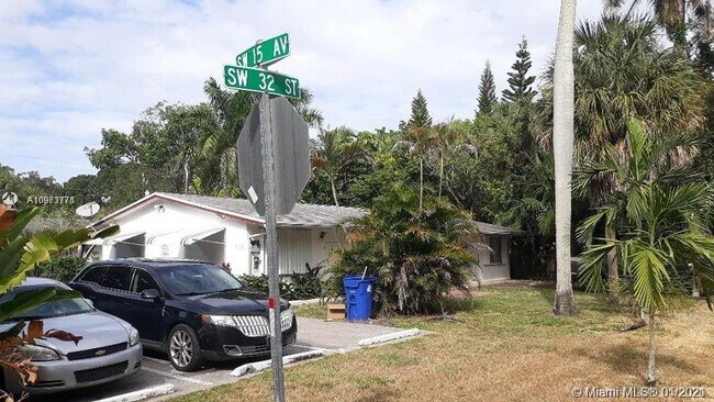 Building Photo - 3120 SW 15th Ave