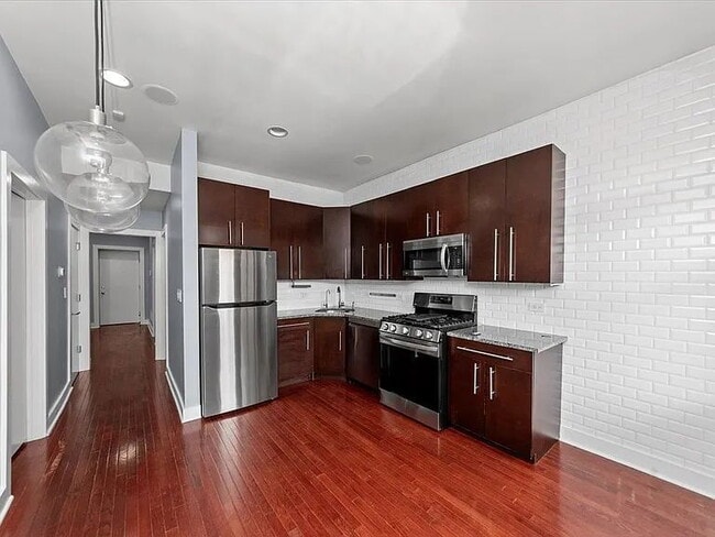 Building Photo - "Charming 2-Bedroom Apartment in Vibrant Chicago Locale – Your Urban Oasis Awaits!"
