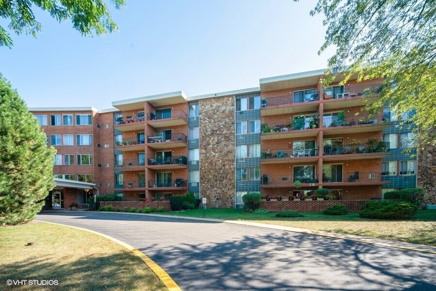 Foto principal - 18 E Old Willow Rd