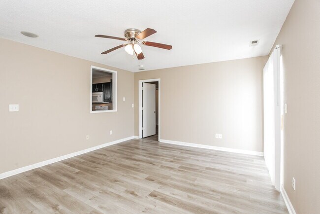 Foto del edificio - 7621 Blue Willow Dr