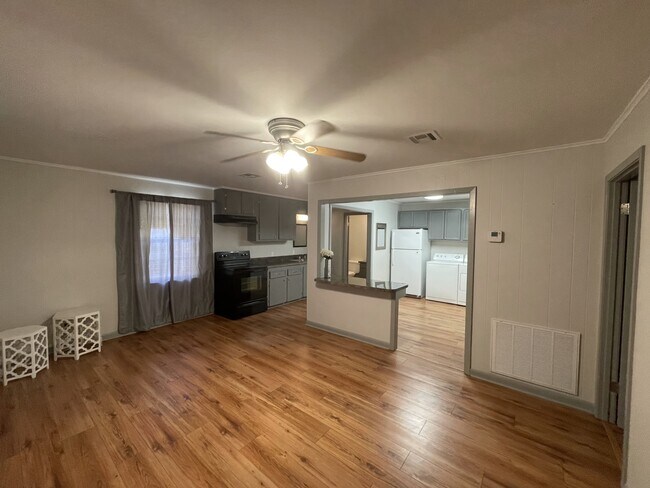 Sala de estar y cocina - 707 S Lewis St