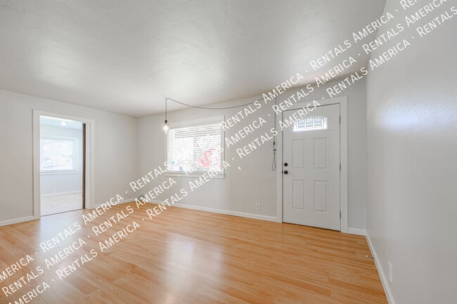 Building Photo - 1538 E Cedar St