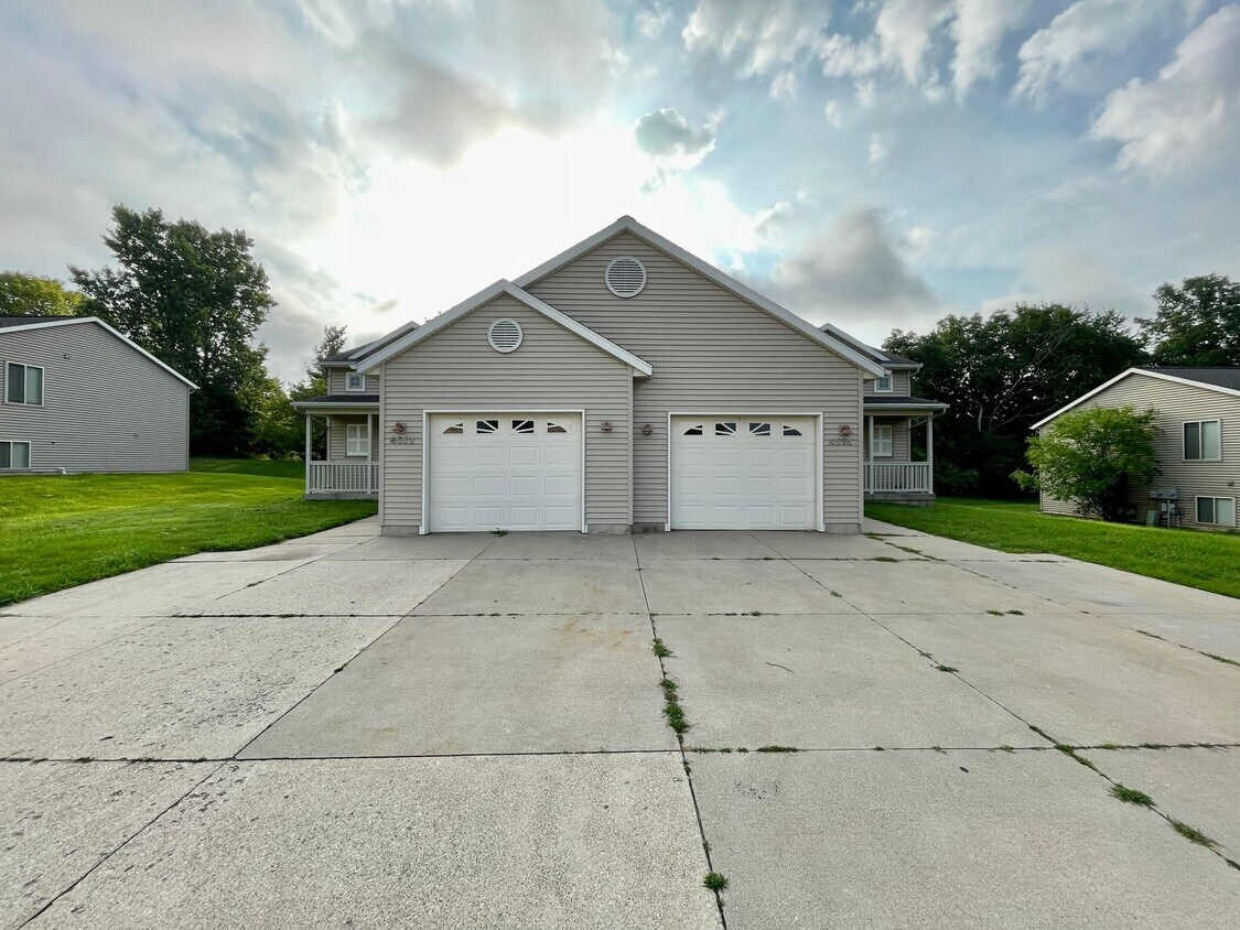 Primary Photo - Stauffer Ave SE 4512/4514